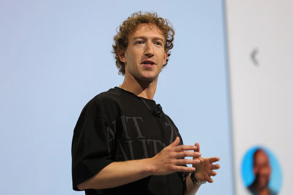 Mark Zuckerberg, CEO de Meta — sobre el lanzamiento de Muse Tecnología Foto: Mark Zuckerberg (2025) / Wikimedia Commons (CC BY-SA 4.0). Ícono ilustrativo genérico, no es el logo oficial de Muse.