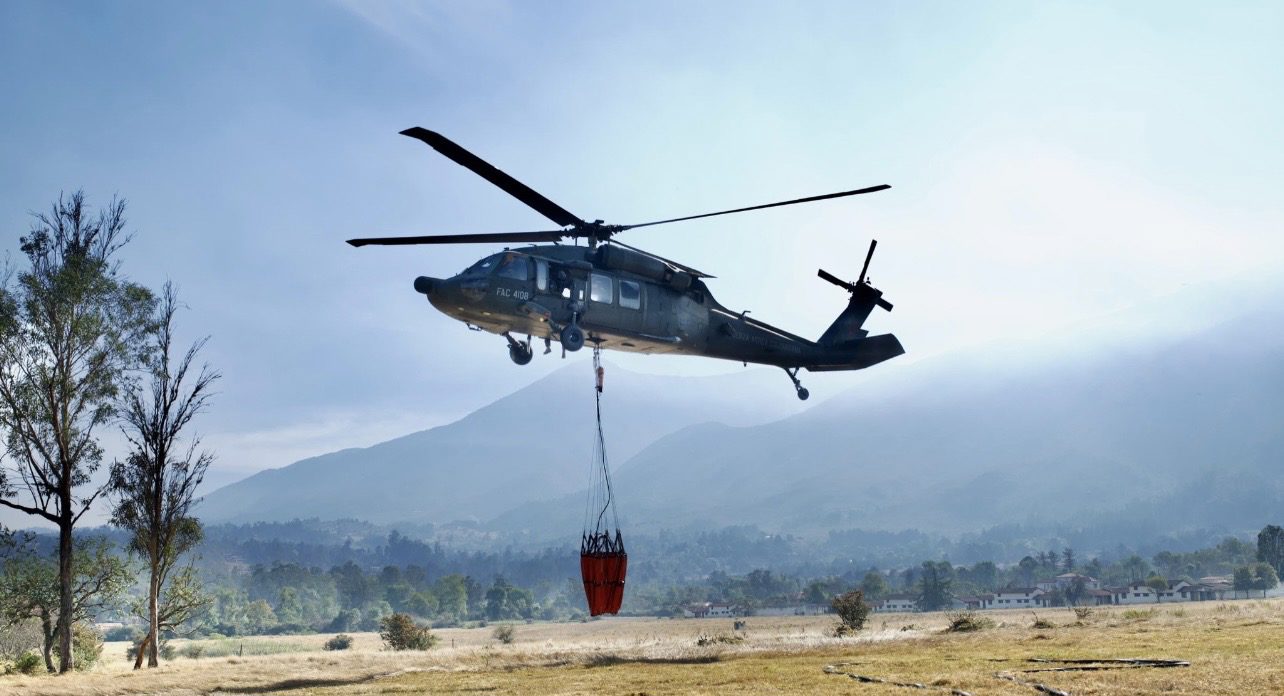 Apoyo aéreo en la atención del incendio en Villa de Leyva. Foto: X: @mindefensa